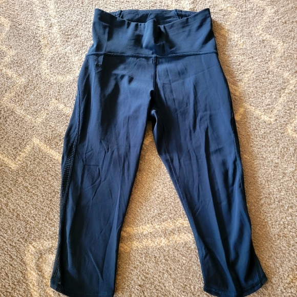 lululemon athletica Pants - Lulu lemon size 6 capri leggings